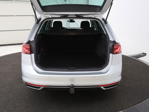 Volkswagen Passat 1.4 TSI PHEV GTE | Panoramadak | Leder | Stoelverwarming | Trekhaak | Camera | Park Assist | Adaptive cruise | Side Assist | Matrix LED | Carplay | Navigatie