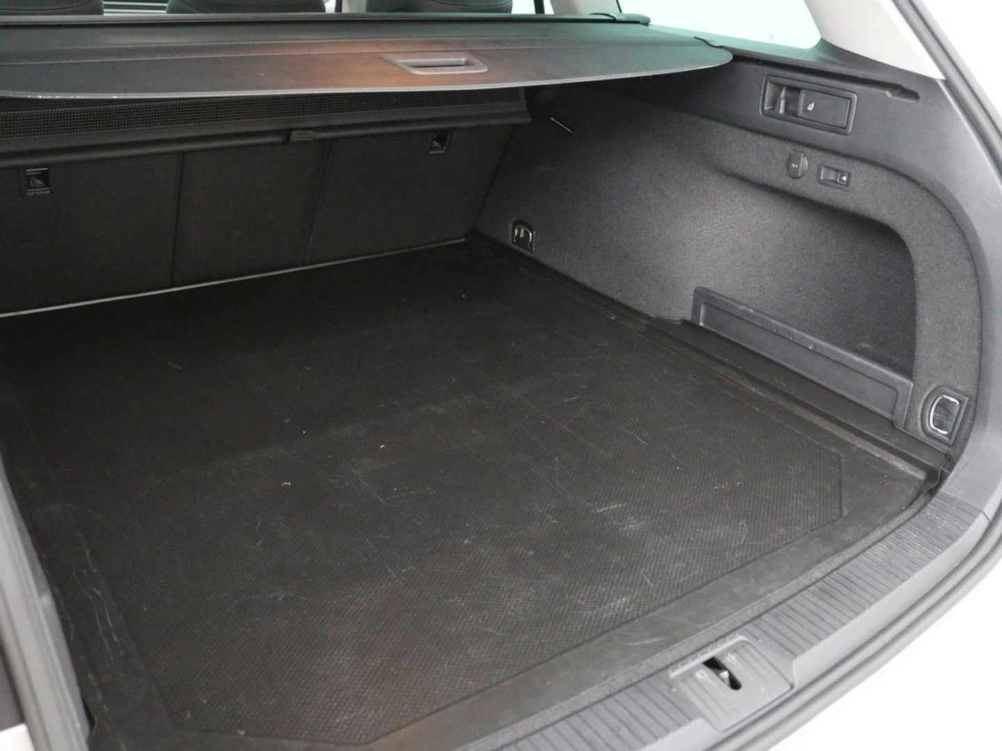 Volkswagen Passat 1.4 TSI PHEV GTE | Panoramadak | Leder | Stoelverwarming | Trekhaak | Camera | Park Assist | Adaptive cruise | Side Assist | Matrix LED | Carplay | Navigatie