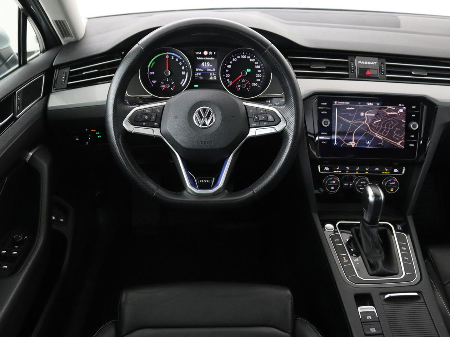 Volkswagen Passat 1.4 TSI PHEV GTE | Panoramadak | Leder | Stoelverwarming | Trekhaak | Camera | Park Assist | Adaptive cruise | Side Assist | Matrix LED | Carplay | Navigatie