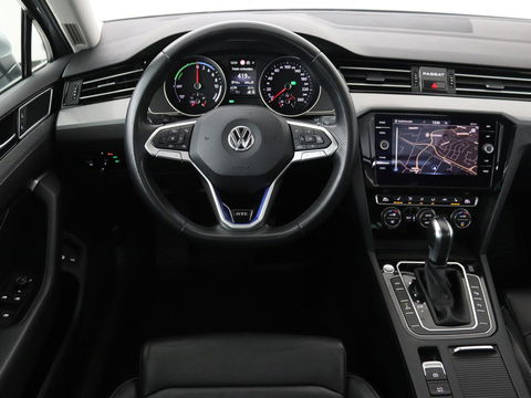 Volkswagen Passat 1.4 TSI PHEV GTE | Panoramadak | Leder | Stoelverwarming | Trekhaak | Camera | Park Assist | Adaptive cruise | Side Assist | Matrix LED | Carplay | Navigatie