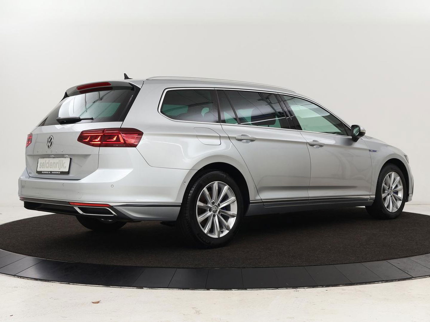 Volkswagen Passat 1.4 TSI PHEV GTE | Panoramadak | Leder | Stoelverwarming | Trekhaak | Camera | Park Assist | Adaptive cruise | Side Assist | Matrix LED | Carplay | Navigatie