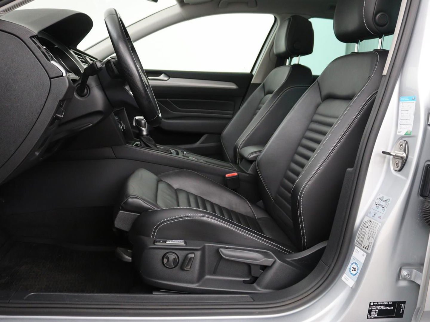 Volkswagen Passat 1.4 TSI PHEV GTE | Panoramadak | Leder | Stoelverwarming | Trekhaak | Camera | Park Assist | Adaptive cruise | Side Assist | Matrix LED | Carplay | Navigatie