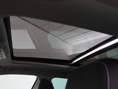 Volkswagen Passat 1.4 TSI PHEV GTE | Panoramadak | Leder | Stoelverwarming | Trekhaak | Camera | Park Assist | Adaptive cruise | Side Assist | Matrix LED | Carplay | Navigatie