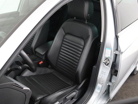 Volkswagen Passat 1.4 TSI PHEV GTE | Panoramadak | Leder | Stoelverwarming | Trekhaak | Camera | Park Assist | Adaptive cruise | Side Assist | Matrix LED | Carplay | Navigatie