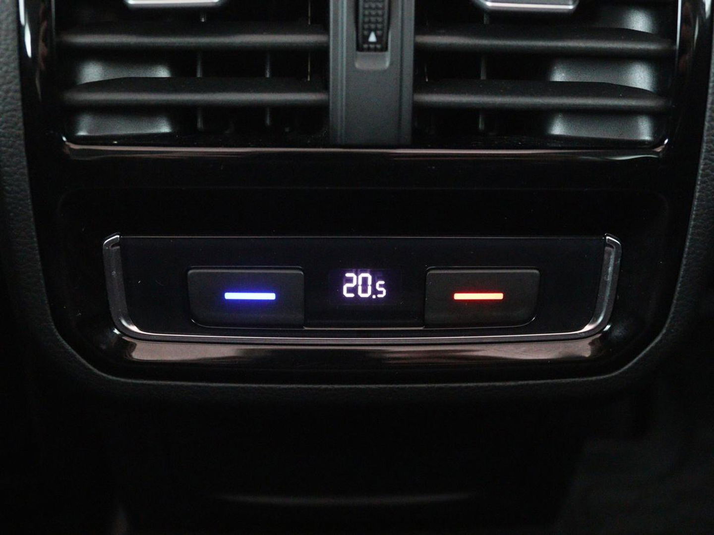 Volkswagen Passat 1.4 TSI PHEV GTE | Panoramadak | Leder | Stoelverwarming | Trekhaak | Camera | Park Assist | Adaptive cruise | Side Assist | Matrix LED | Carplay | Navigatie