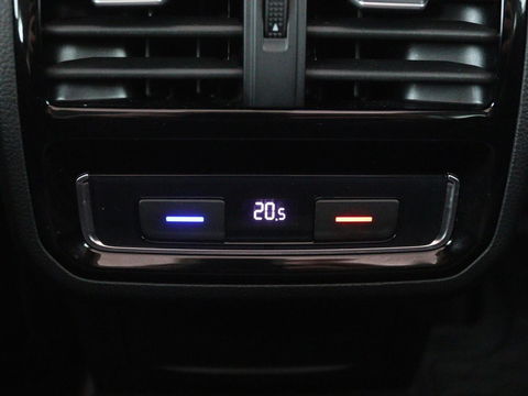 Volkswagen Passat 1.4 TSI PHEV GTE | Panoramadak | Leder | Stoelverwarming | Trekhaak | Camera | Park Assist | Adaptive cruise | Side Assist | Matrix LED | Carplay | Navigatie
