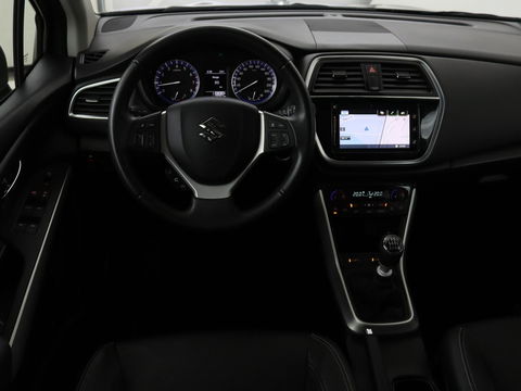 Suzuki S-Cross 1.4 Boosterjet Stijl Smart Hybrid | Panoramadak | Leder | Trekhaak | Stoelverwarming | Adaptive cruise | Full LED