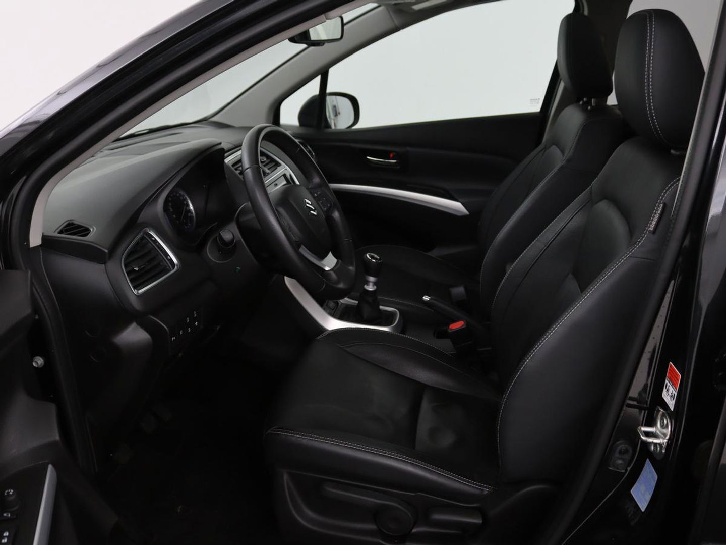 Suzuki S-Cross 1.4 Boosterjet Stijl Smart Hybrid | Panoramadak | Leder | Trekhaak | Stoelverwarming | Adaptive cruise | Full LED