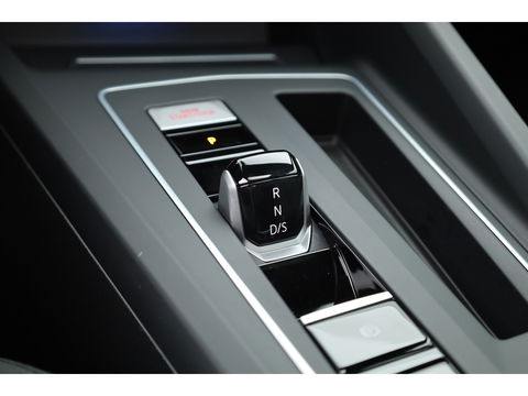 Volkswagen Golf 1.4 eHybrid GTE | HUD | Pano | IQ. Light | 18'' | Stoel- Stuurverw. | Apple CarPlay