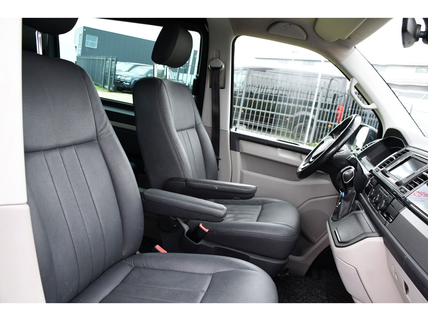 Volkswagen Transporter 2.0 TDI L2H1 DC Highline Adaptieve Cruise, LED, Carplay, NAVI, 204pk, Automaat, Uniek!