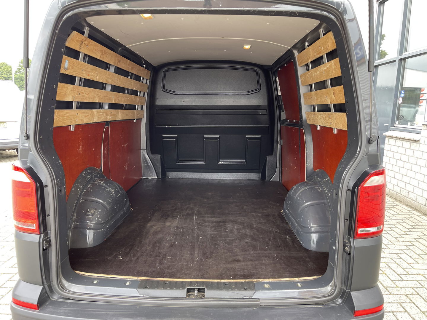 Volkswagen Transporter 2.0 TDI L1H1 Comfortline / vaste prijs rijklaar € 13.950 ex btw / lease vanaf € 235 / airco / cruise / trekhaak 2200 kg / imperial / euro 6 / achterklep
