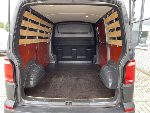 Volkswagen Transporter 2.0 TDI L1H1 Comfortline / vaste prijs rijklaar € 13.950 ex btw / lease vanaf € 235 / airco / cruise / trekhaak 2200 kg / imperial / euro 6 / achterklep