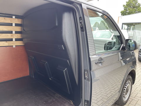 Volkswagen Transporter 2.0 TDI L1H1 Comfortline / vaste prijs rijklaar € 13.950 ex btw / lease vanaf € 235 / airco / cruise / trekhaak 2200 kg / imperial / euro 6 / achterklep