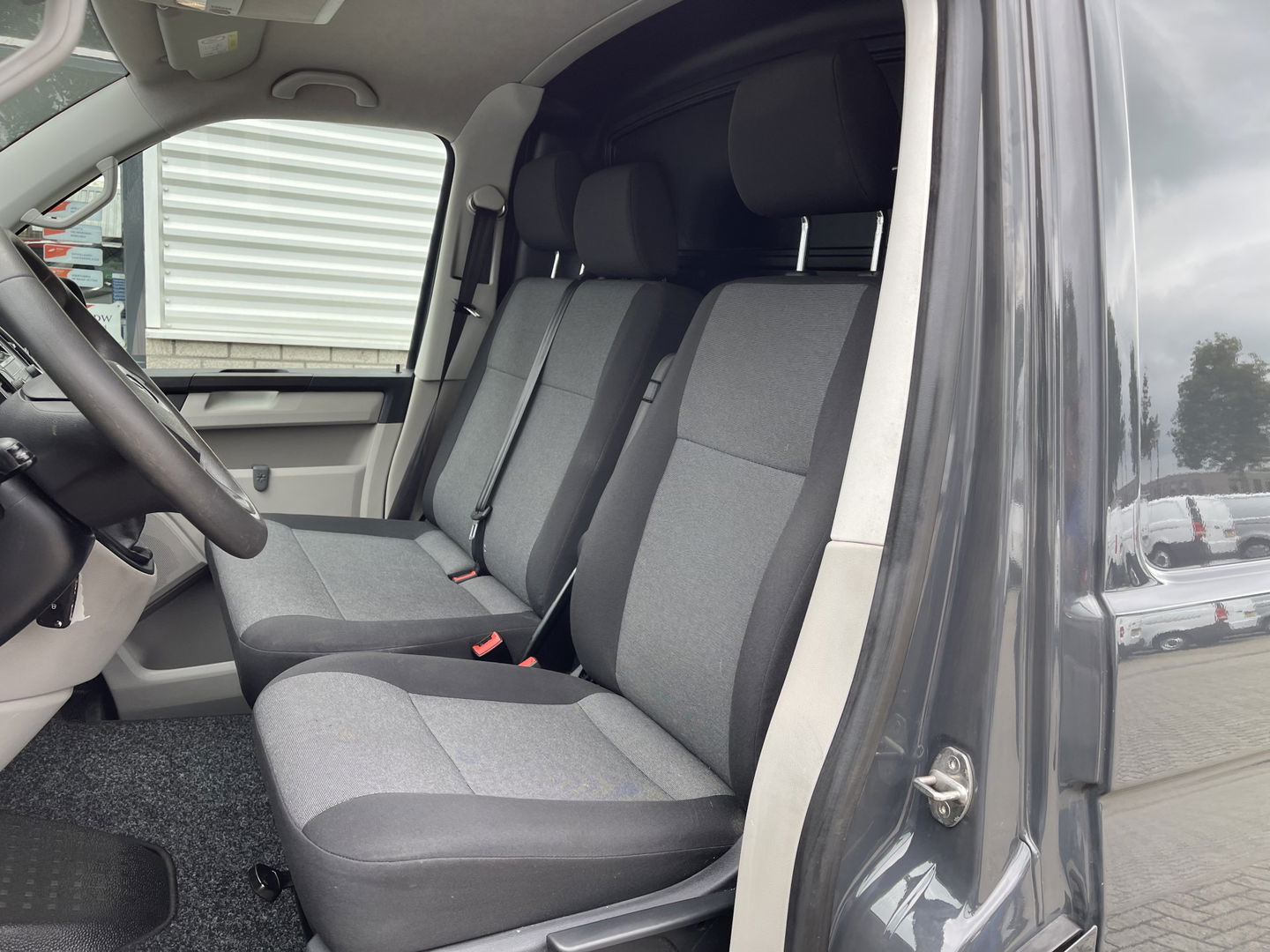 Volkswagen Transporter 2.0 TDI L1H1 Comfortline / vaste prijs rijklaar € 13.950 ex btw / lease vanaf € 235 / airco / cruise / trekhaak 2200 kg / imperial / euro 6 / achterklep