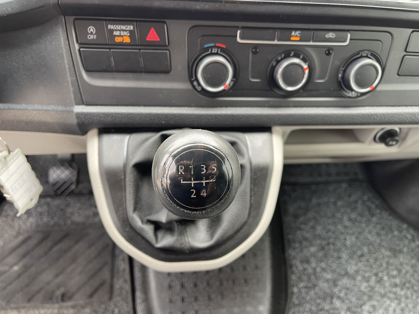 Volkswagen Transporter 2.0 TDI L1H1 Comfortline / vaste prijs rijklaar € 13.950 ex btw / lease vanaf € 235 / airco / cruise / trekhaak 2200 kg / imperial / euro 6 / achterklep