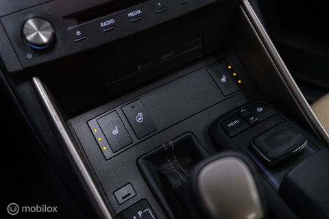Lexus IS 300h Luxury Line | Dealer OH | Camera | Stoel + stuurwiel verwarming | Clima | LED | rijklaarprijs |