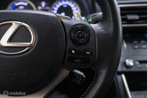 Lexus IS 300h Luxury Line | Dealer OH | Camera | Stoel + stuurwiel verwarming | Clima | LED | rijklaarprijs |