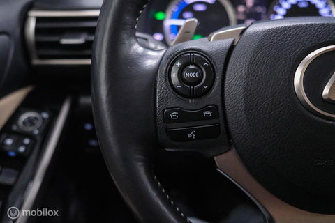Lexus IS 300h Luxury Line | Dealer OH | Camera | Stoel + stuurwiel verwarming | Clima | LED | rijklaarprijs |