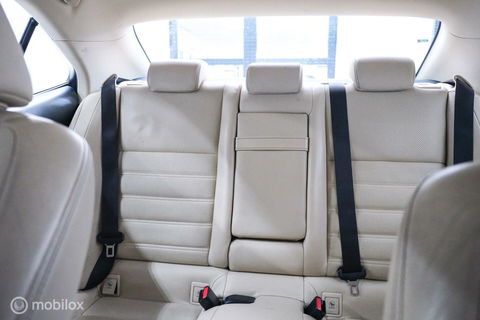 Lexus IS 300h Luxury Line | Dealer OH | Camera | Stoel + stuurwiel verwarming | Clima | LED | rijklaarprijs |