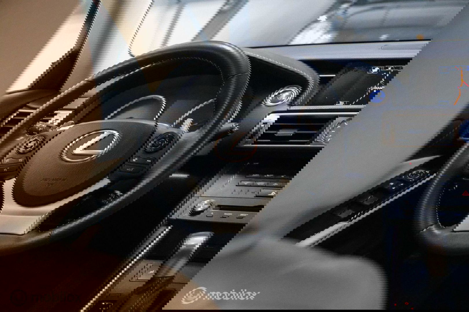 Lexus IS 300h Luxury Line | Dealer OH | Camera | Stoel + stuurwiel verwarming | Clima | LED | rijklaarprijs |