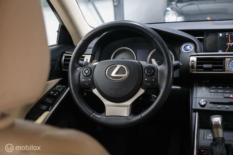 Lexus IS 300h Luxury Line | Dealer OH | Camera | Stoel + stuurwiel verwarming | Clima | LED | rijklaarprijs |