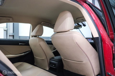 Lexus IS 300h Luxury Line | Dealer OH | Camera | Stoel + stuurwiel verwarming | Clima | LED | rijklaarprijs |