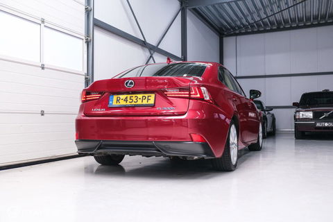 Lexus IS 300h Luxury Line | Dealer OH | Camera | Stoel + stuurwiel verwarming | Clima | LED | rijklaarprijs |