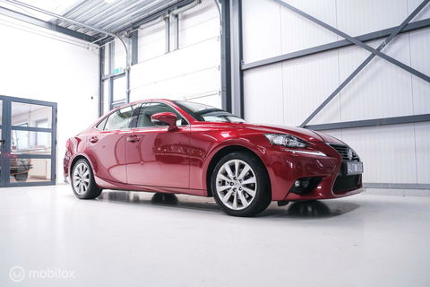 Lexus IS 300h Luxury Line | Dealer OH | Camera | Stoel + stuurwiel verwarming | Clima | LED | rijklaarprijs |