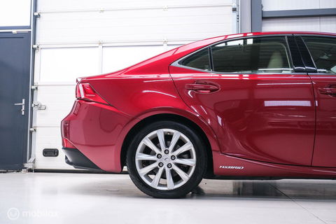 Lexus IS 300h Luxury Line | Dealer OH | Camera | Stoel + stuurwiel verwarming | Clima | LED | rijklaarprijs |
