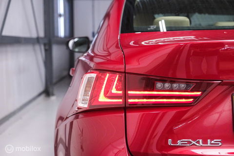 Lexus IS 300h Luxury Line | Dealer OH | Camera | Stoel + stuurwiel verwarming | Clima | LED | rijklaarprijs |