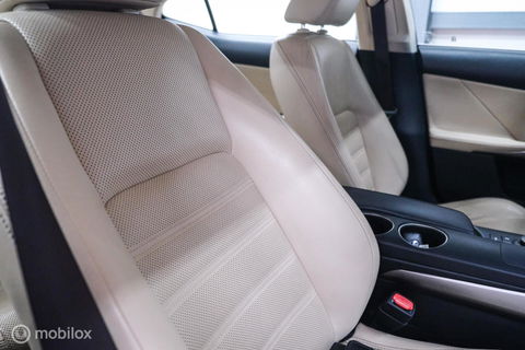 Lexus IS 300h Luxury Line | Dealer OH | Camera | Stoel + stuurwiel verwarming | Clima | LED | rijklaarprijs |