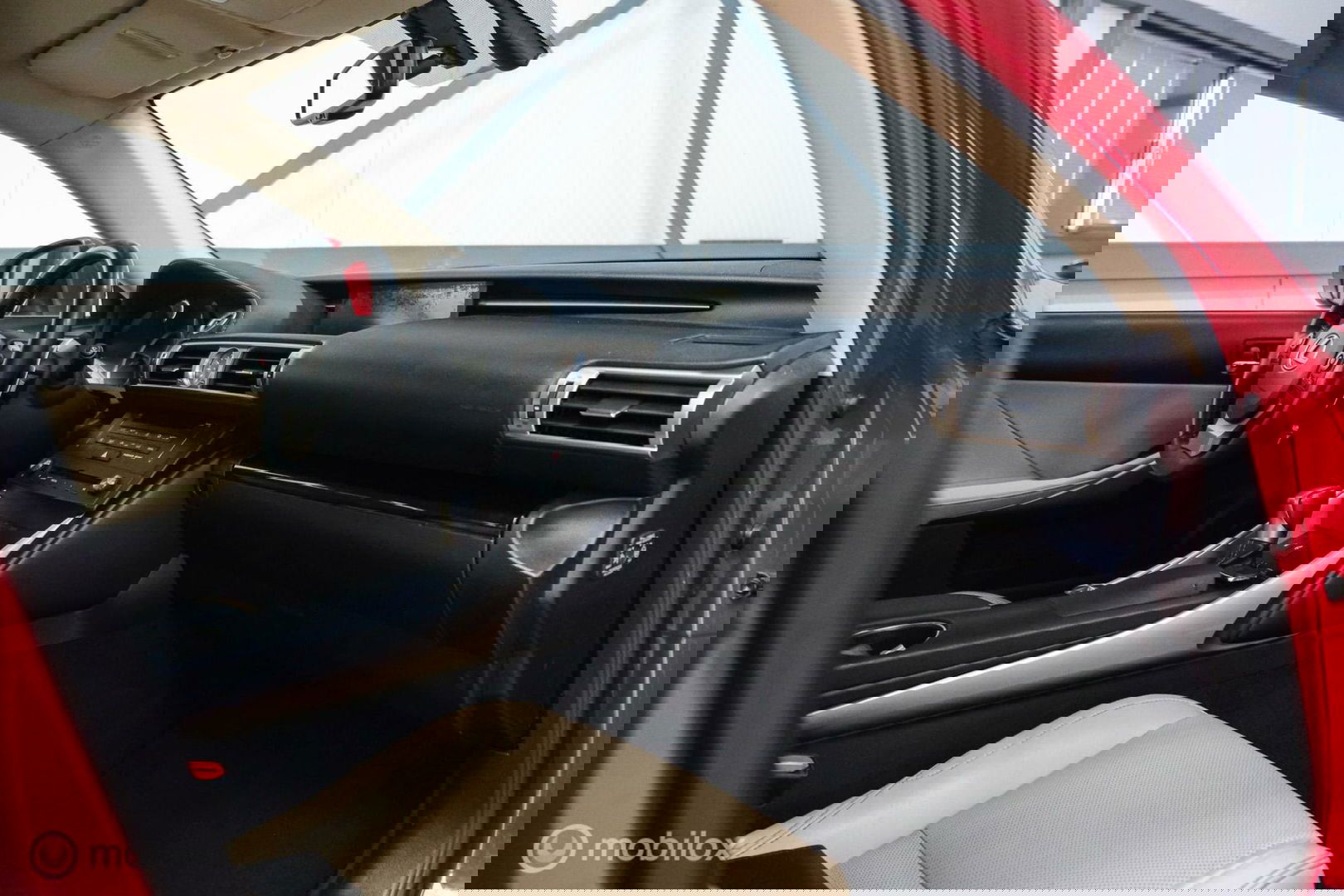 Lexus IS 300h Luxury Line | Dealer OH | Camera | Stoel + stuurwiel verwarming | Clima | LED | rijklaarprijs |