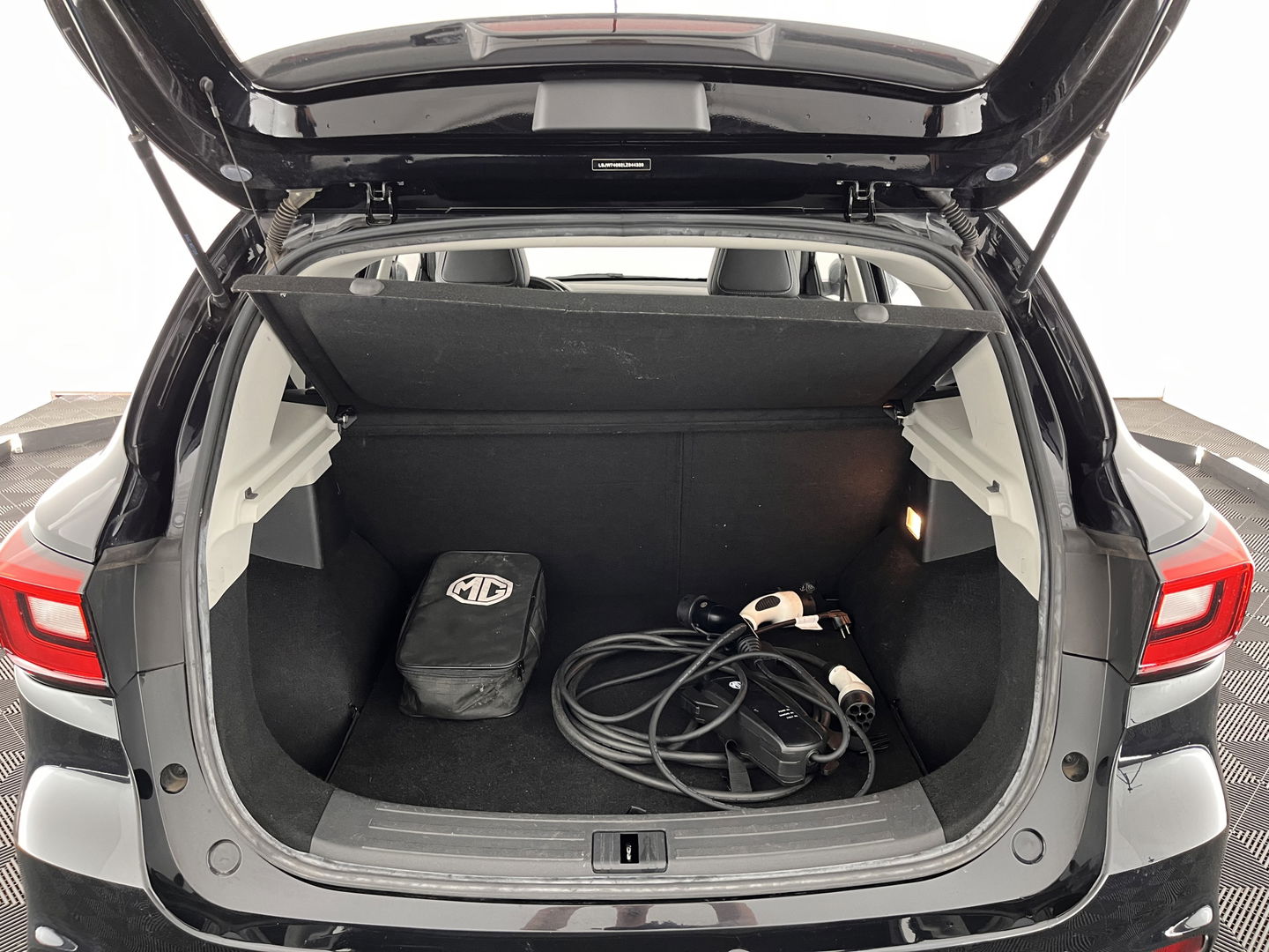 MG ZS EV Luxury 45 kWh (INCL-BTW) *PANO | FULL-LEATHER | CCS-FASTLOADER | KEYLESS | NAVI-FULLMAP | ADAPTIVE-CRUISE | CAMERA | HEATED-SPORTSEATS | CARPLAY | BLINDSPOT | DAB | LANE-ASSIST | 17"ALU*