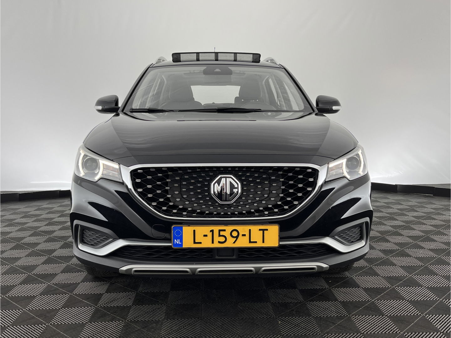 MG ZS EV Luxury 45 kWh (INCL-BTW) *PANO | FULL-LEATHER | CCS-FASTLOADER | KEYLESS | NAVI-FULLMAP | ADAPTIVE-CRUISE | CAMERA | HEATED-SPORTSEATS | CARPLAY | BLINDSPOT | DAB | LANE-ASSIST | 17"ALU*