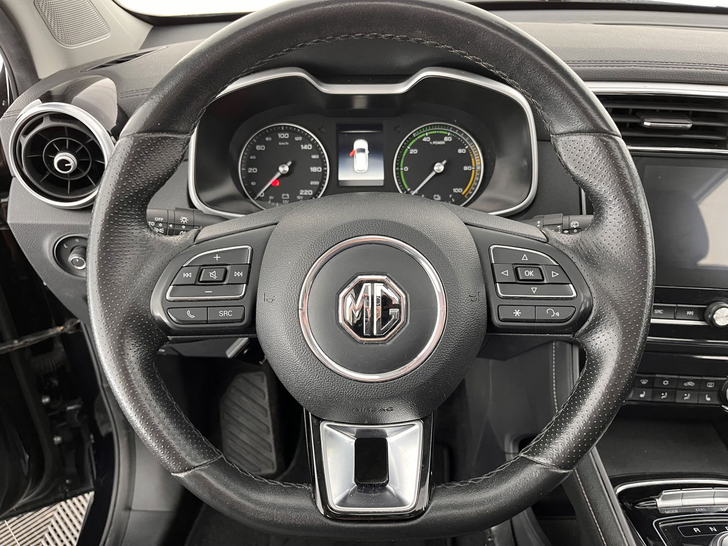 MG ZS EV Luxury 45 kWh (INCL-BTW) *PANO | FULL-LEATHER | CCS-FASTLOADER | KEYLESS | NAVI-FULLMAP | ADAPTIVE-CRUISE | CAMERA | HEATED-SPORTSEATS | CARPLAY | BLINDSPOT | DAB | LANE-ASSIST | 17"ALU*
