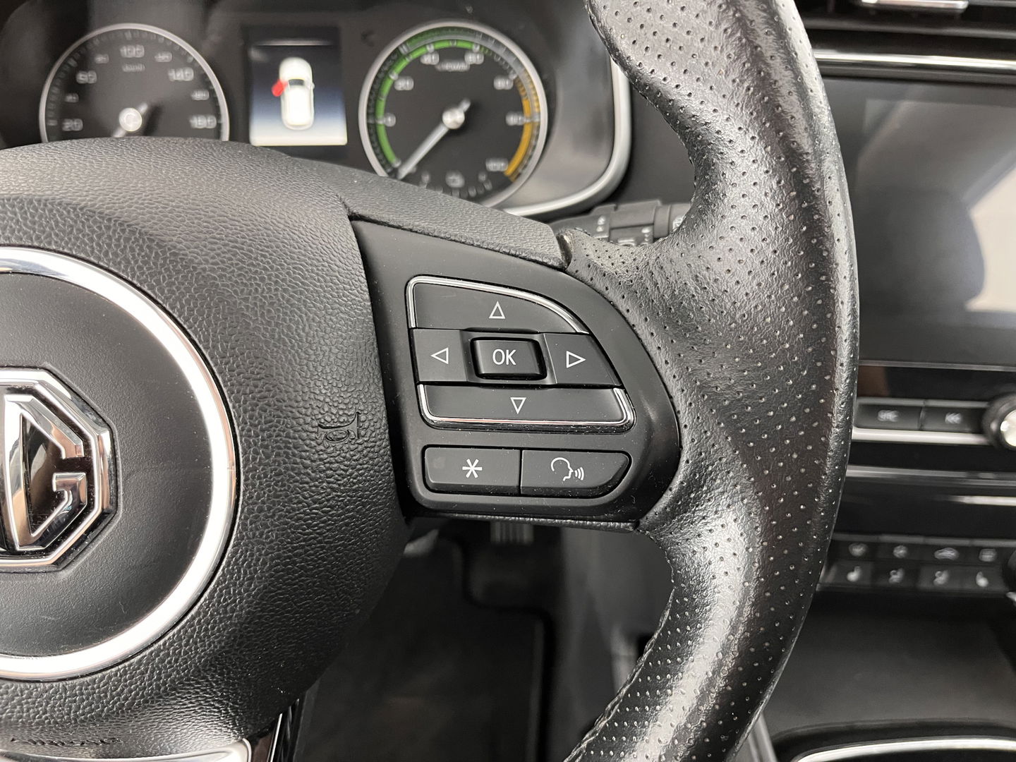 MG ZS EV Luxury 45 kWh (INCL-BTW) *PANO | FULL-LEATHER | CCS-FASTLOADER | KEYLESS | NAVI-FULLMAP | ADAPTIVE-CRUISE | CAMERA | HEATED-SPORTSEATS | CARPLAY | BLINDSPOT | DAB | LANE-ASSIST | 17"ALU*