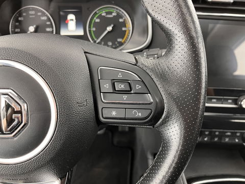 MG ZS EV Luxury 45 kWh (INCL-BTW) *PANO | FULL-LEATHER | CCS-FASTLOADER | KEYLESS | NAVI-FULLMAP | ADAPTIVE-CRUISE | CAMERA | HEATED-SPORTSEATS | CARPLAY | BLINDSPOT | DAB | LANE-ASSIST | 17"ALU*