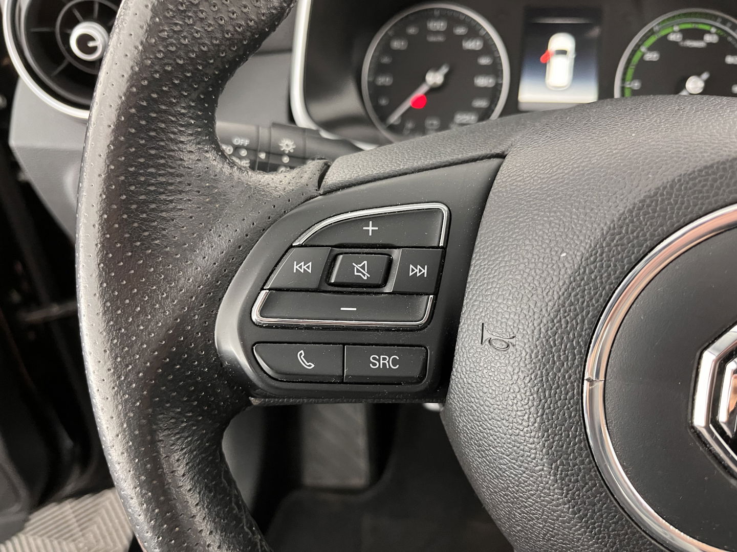 MG ZS EV Luxury 45 kWh (INCL-BTW) *PANO | FULL-LEATHER | CCS-FASTLOADER | KEYLESS | NAVI-FULLMAP | ADAPTIVE-CRUISE | CAMERA | HEATED-SPORTSEATS | CARPLAY | BLINDSPOT | DAB | LANE-ASSIST | 17"ALU*