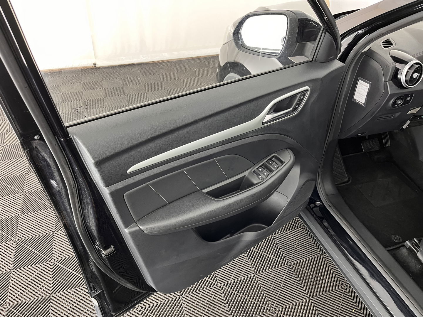 MG ZS EV Luxury 45 kWh (INCL-BTW) *PANO | FULL-LEATHER | CCS-FASTLOADER | KEYLESS | NAVI-FULLMAP | ADAPTIVE-CRUISE | CAMERA | HEATED-SPORTSEATS | CARPLAY | BLINDSPOT | DAB | LANE-ASSIST | 17"ALU*