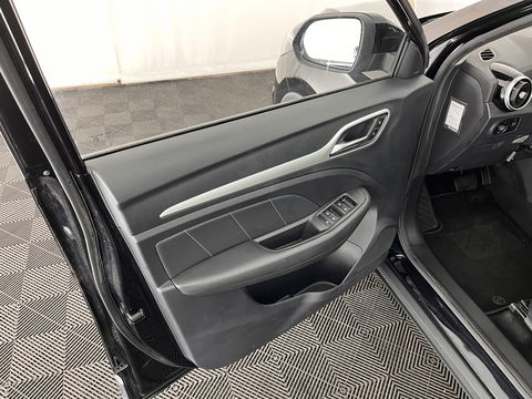 MG ZS EV Luxury 45 kWh (INCL-BTW) *PANO | FULL-LEATHER | CCS-FASTLOADER | KEYLESS | NAVI-FULLMAP | ADAPTIVE-CRUISE | CAMERA | HEATED-SPORTSEATS | CARPLAY | BLINDSPOT | DAB | LANE-ASSIST | 17"ALU*