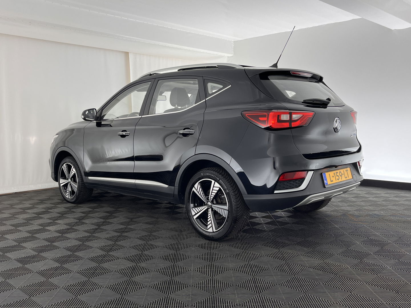 MG ZS EV Luxury 45 kWh (INCL-BTW) *PANO | FULL-LEATHER | CCS-FASTLOADER | KEYLESS | NAVI-FULLMAP | ADAPTIVE-CRUISE | CAMERA | HEATED-SPORTSEATS | CARPLAY | BLINDSPOT | DAB | LANE-ASSIST | 17"ALU*