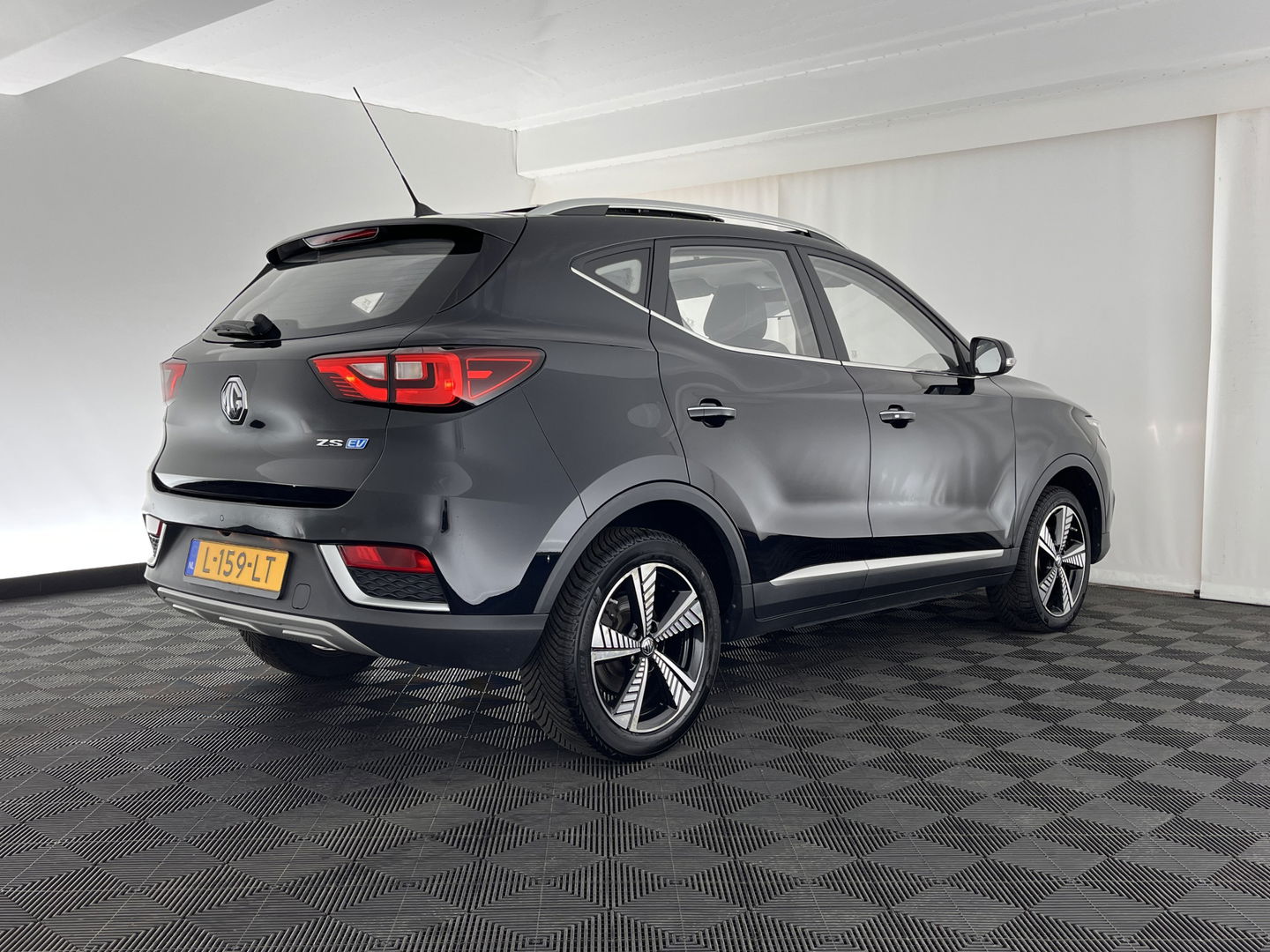 MG ZS EV Luxury 45 kWh (INCL-BTW) *PANO | FULL-LEATHER | CCS-FASTLOADER | KEYLESS | NAVI-FULLMAP | ADAPTIVE-CRUISE | CAMERA | HEATED-SPORTSEATS | CARPLAY | BLINDSPOT | DAB | LANE-ASSIST | 17"ALU*