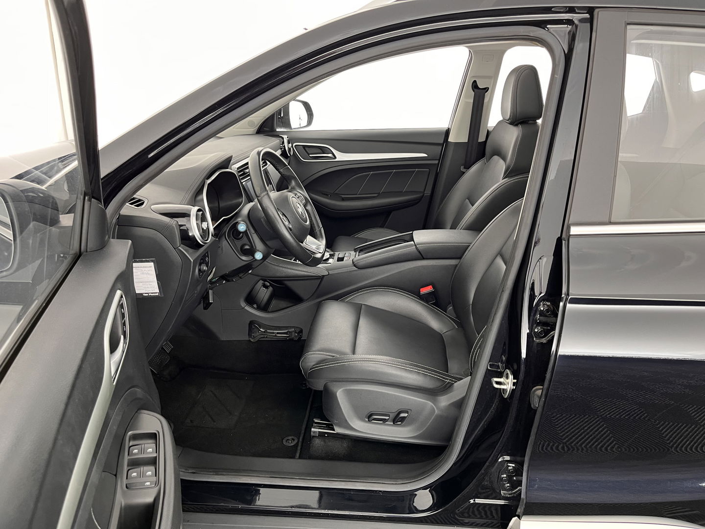 MG ZS EV Luxury 45 kWh (INCL-BTW) *PANO | FULL-LEATHER | CCS-FASTLOADER | KEYLESS | NAVI-FULLMAP | ADAPTIVE-CRUISE | CAMERA | HEATED-SPORTSEATS | CARPLAY | BLINDSPOT | DAB | LANE-ASSIST | 17"ALU*