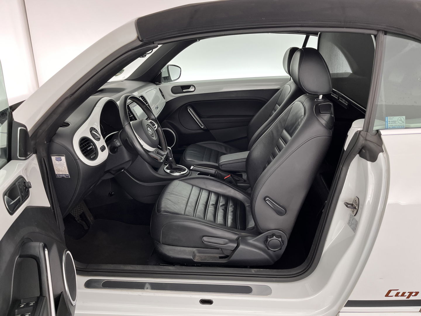 Volkswagen Beetle Cabriolet 1.6 TDI Design Cup Aut. *LUXURY-LEATHER | FENDER-AUDIO | CARPLAY | COMFORT-SEATS | HEATED-SEATS | ECC | SHIFTPADDLES | PDC | AIRSCARF | CRUISE | 19''ALU*