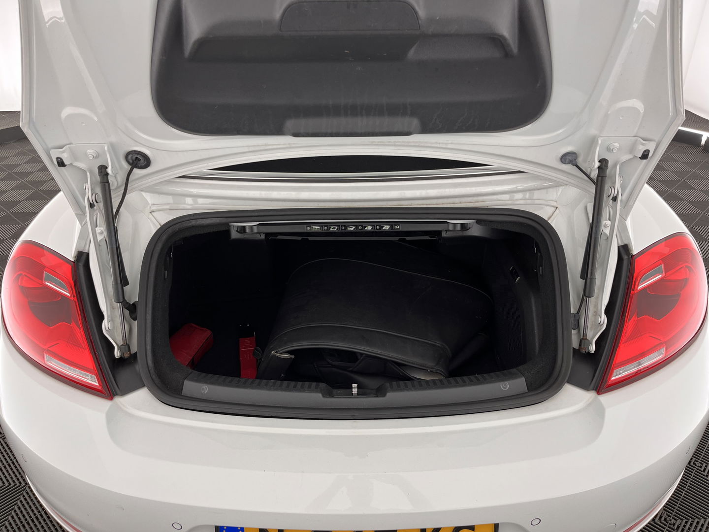 Volkswagen Beetle Cabriolet 1.6 TDI Design Cup Aut. *LUXURY-LEATHER | FENDER-AUDIO | CARPLAY | COMFORT-SEATS | HEATED-SEATS | ECC | SHIFTPADDLES | PDC | AIRSCARF | CRUISE | 19''ALU*