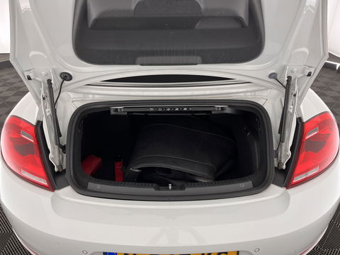 Volkswagen Beetle Cabriolet 1.6 TDI Design Cup Aut. *LUXURY-LEATHER | FENDER-AUDIO | CARPLAY | COMFORT-SEATS | HEATED-SEATS | ECC | SHIFTPADDLES | PDC | AIRSCARF | CRUISE | 19''ALU*