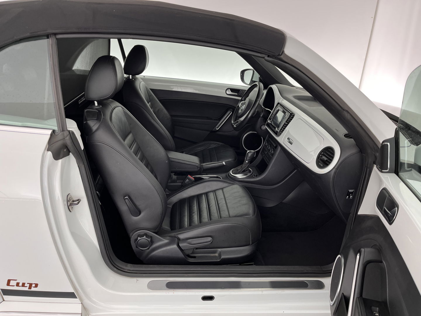 Volkswagen Beetle Cabriolet 1.6 TDI Design Cup Aut. *LUXURY-LEATHER | FENDER-AUDIO | CARPLAY | COMFORT-SEATS | HEATED-SEATS | ECC | SHIFTPADDLES | PDC | AIRSCARF | CRUISE | 19''ALU*