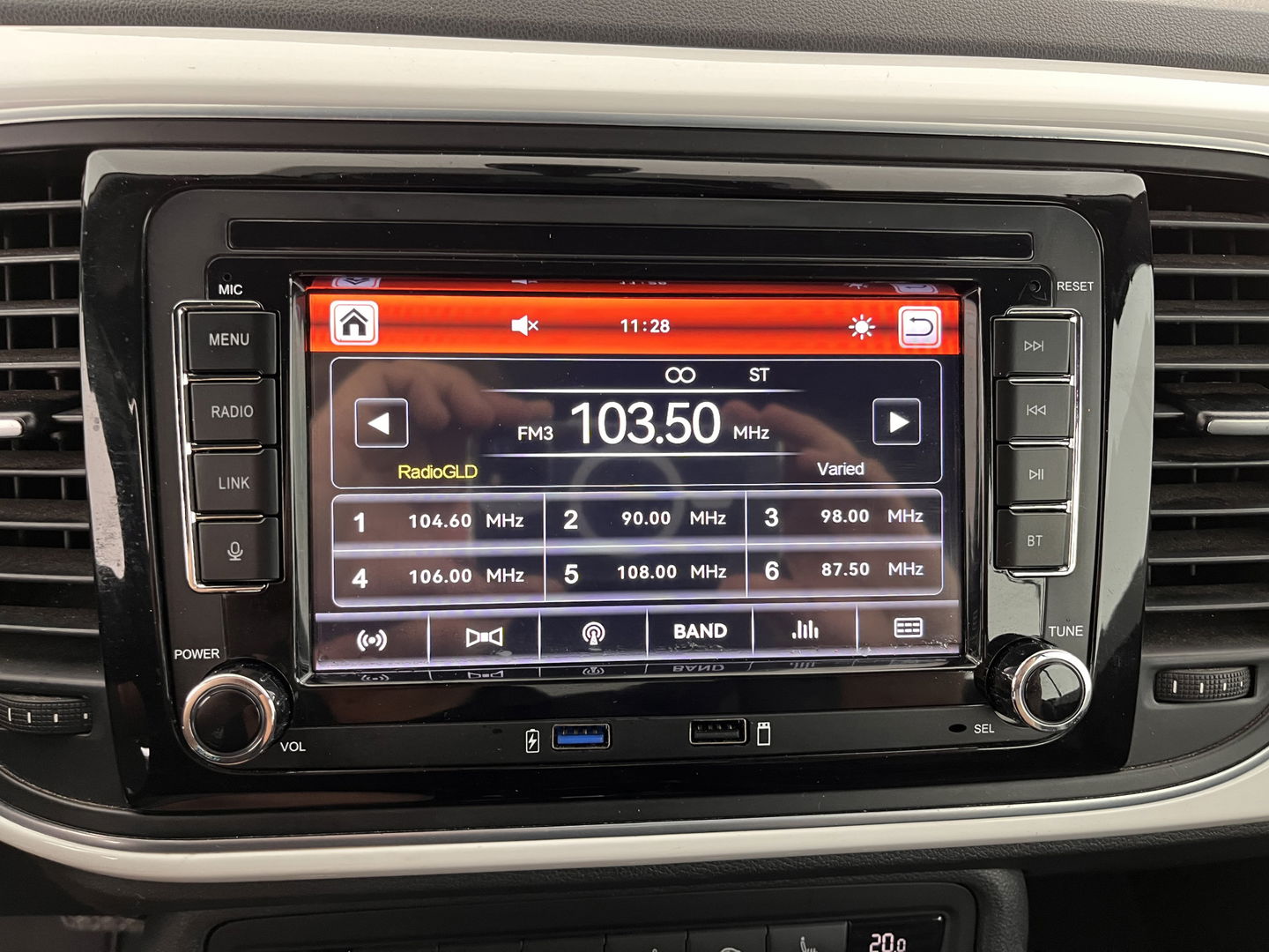 Volkswagen Beetle Cabriolet 1.6 TDI Design Cup Aut. *LUXURY-LEATHER | FENDER-AUDIO | CARPLAY | COMFORT-SEATS | HEATED-SEATS | ECC | SHIFTPADDLES | PDC | AIRSCARF | CRUISE | 19''ALU*