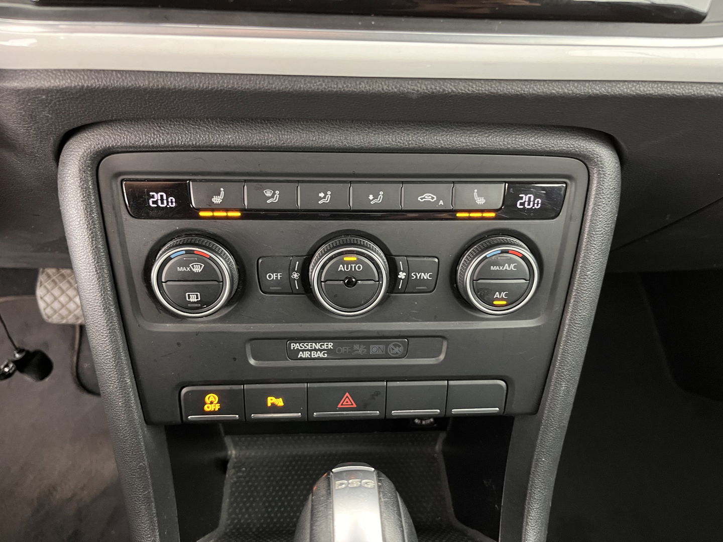 Volkswagen Beetle Cabriolet 1.6 TDI Design Cup Aut. *LUXURY-LEATHER | FENDER-AUDIO | CARPLAY | COMFORT-SEATS | HEATED-SEATS | ECC | SHIFTPADDLES | PDC | AIRSCARF | CRUISE | 19''ALU*