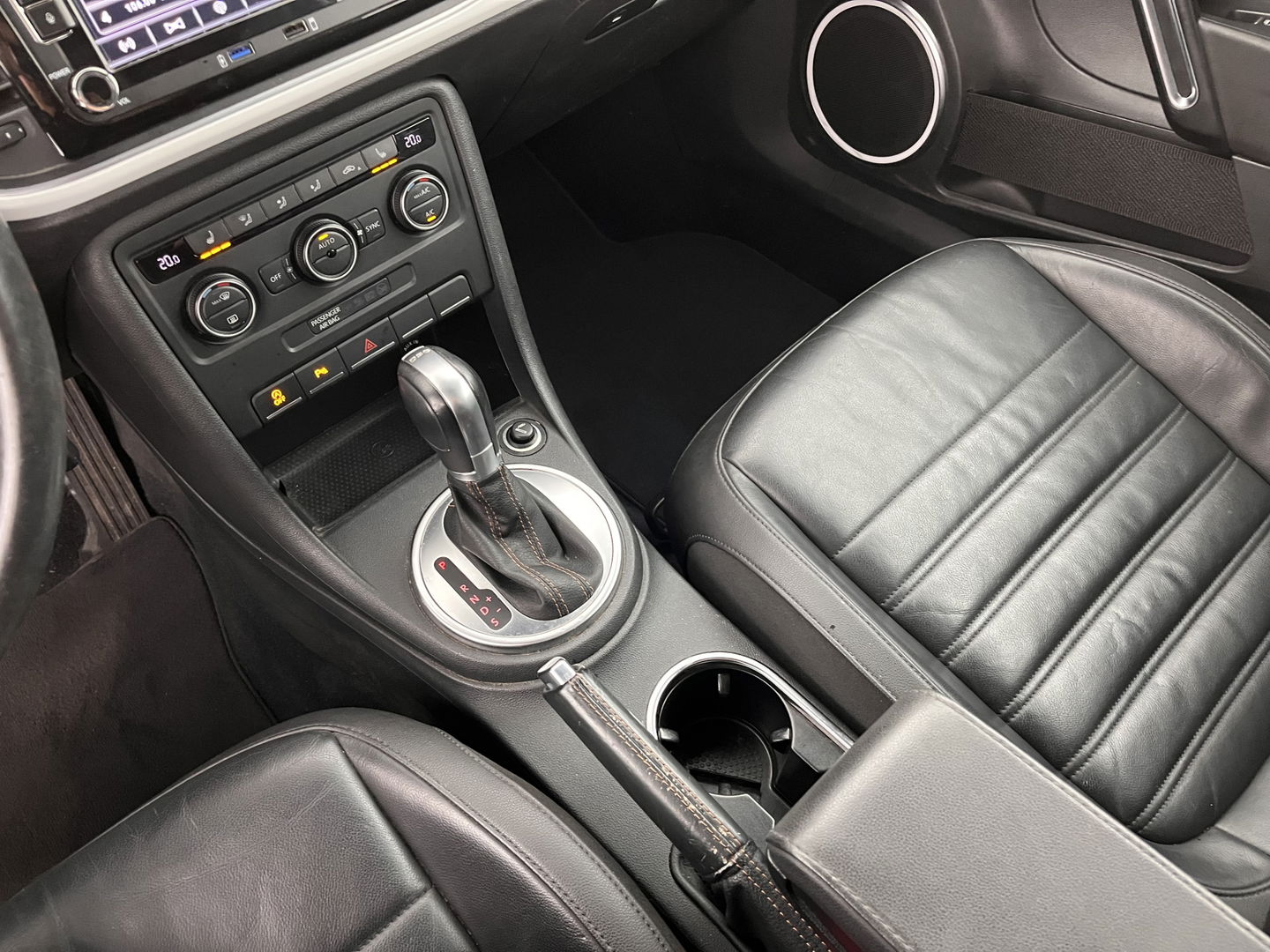 Volkswagen Beetle Cabriolet 1.6 TDI Design Cup Aut. *LUXURY-LEATHER | FENDER-AUDIO | CARPLAY | COMFORT-SEATS | HEATED-SEATS | ECC | SHIFTPADDLES | PDC | AIRSCARF | CRUISE | 19''ALU*